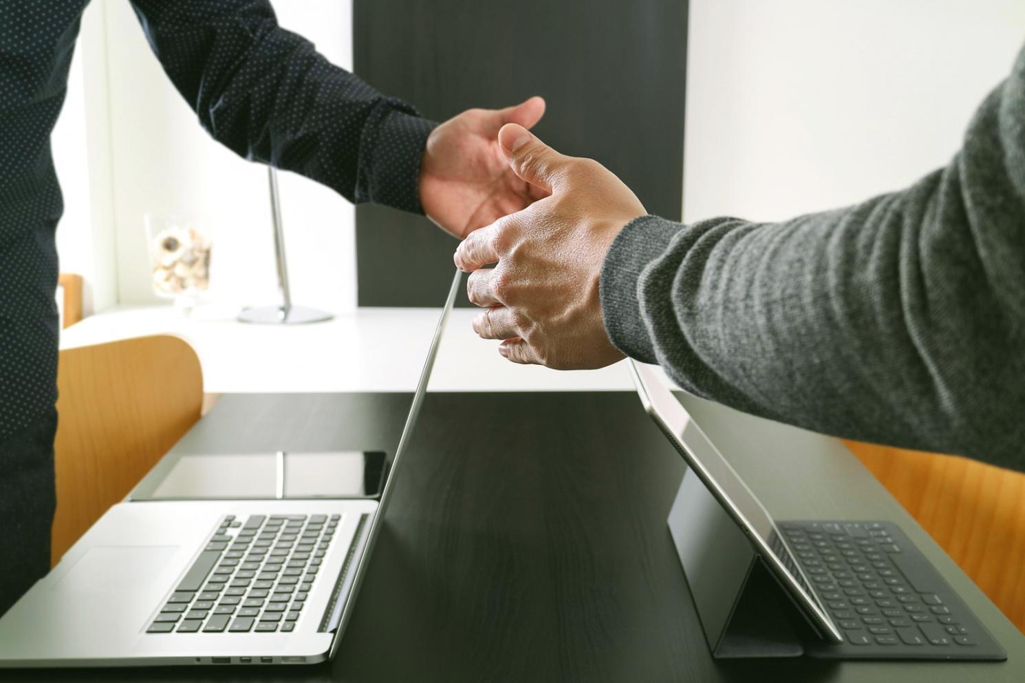 Espace de travail avec ordinateur portable configuré pour la formation en finance